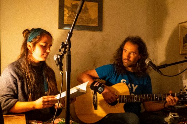 Das Duo beim Auftritt: Lesung & Gitarre